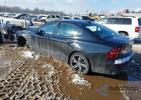 2022 Volvo S60 B5 R-Design z USA, uszkodzony, nr VIN 7JRL12TM2NG154522